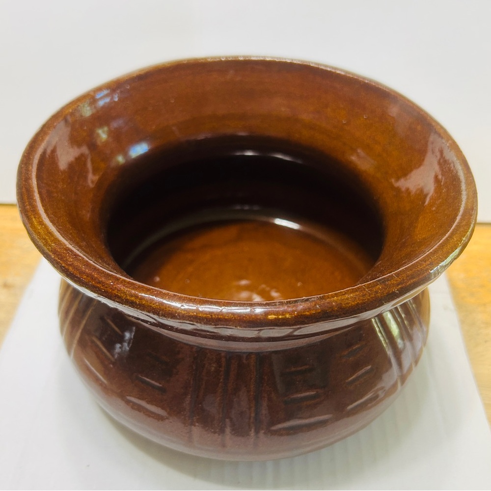 Vintage Roseville pottery spittoon. Brown color, no blemishes noted.